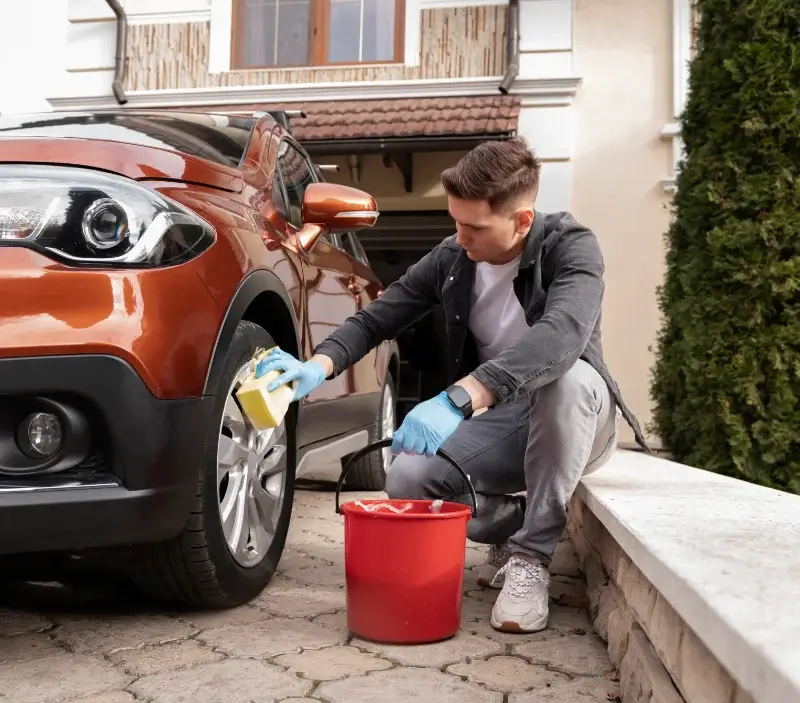 Lavage auto à domicile Le Pizou : professionnel intervenant sur un véhicule